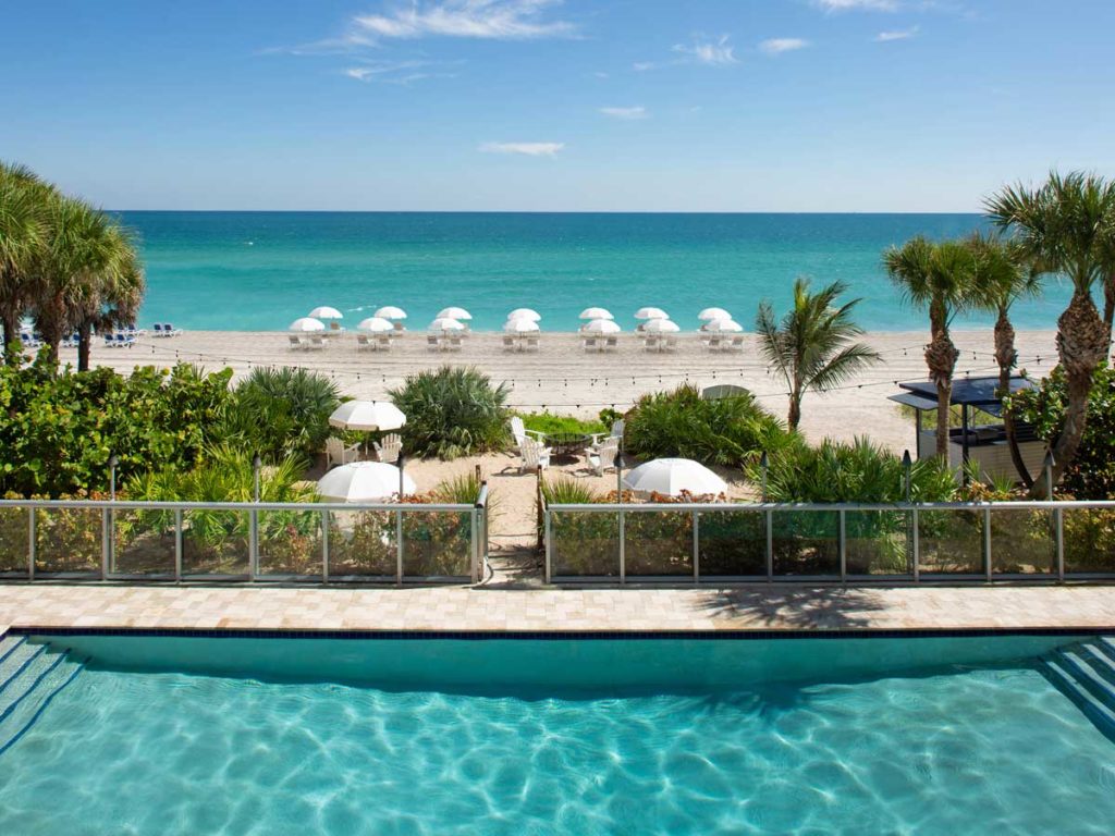 Pool by the beach, at Solé Miami