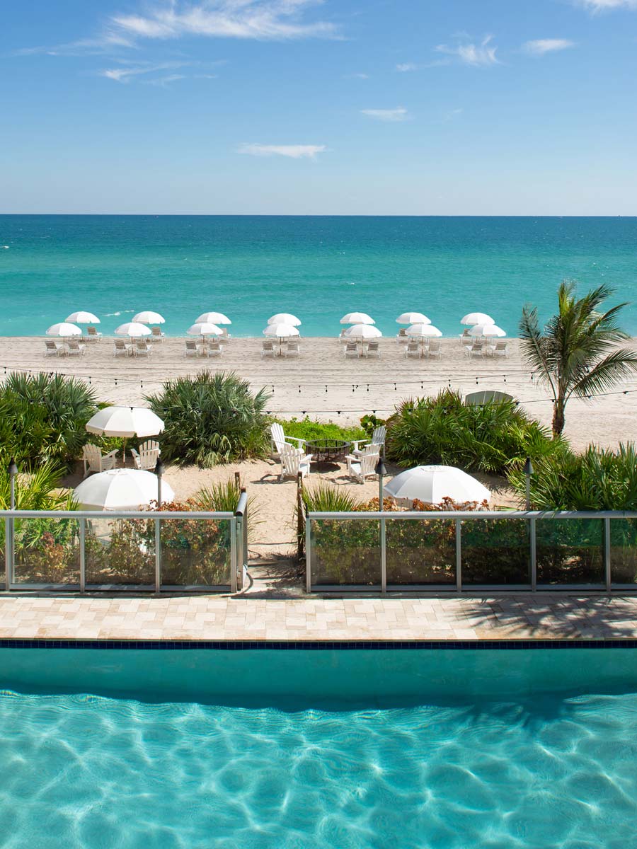 Pool by the beach at Solé Miami