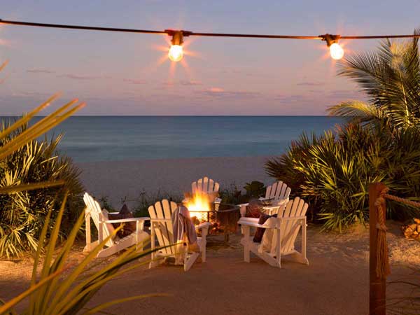 Firepit in the evening at the beach, at Solé Miami