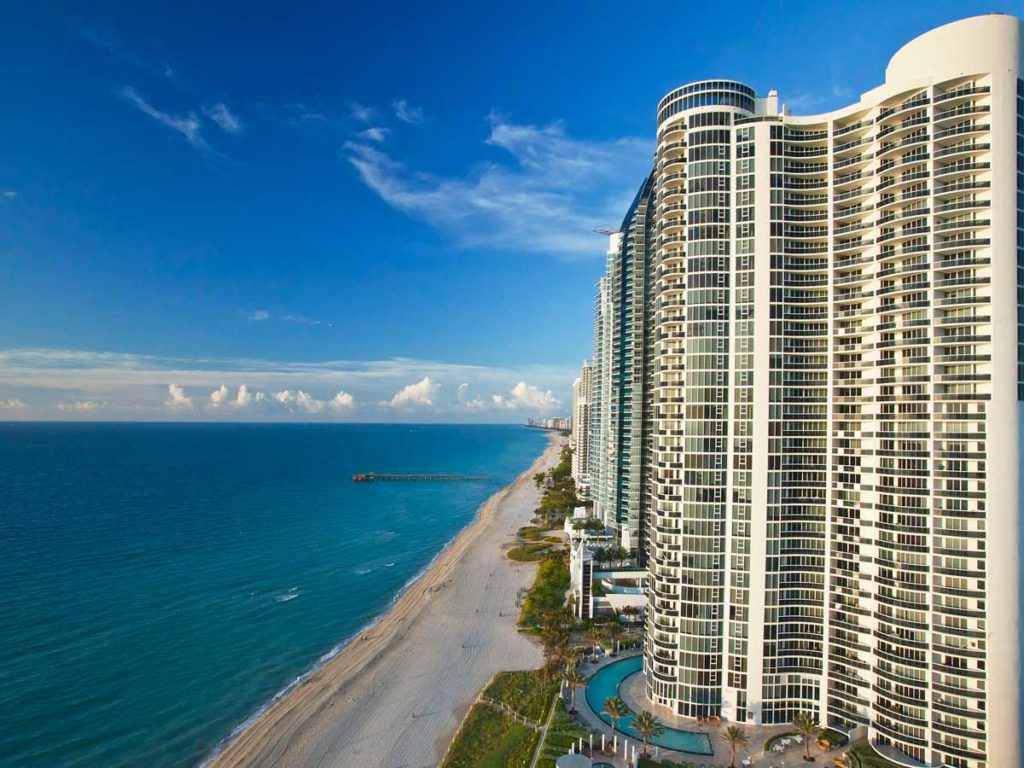 Exterior of Solé Miami beach resort