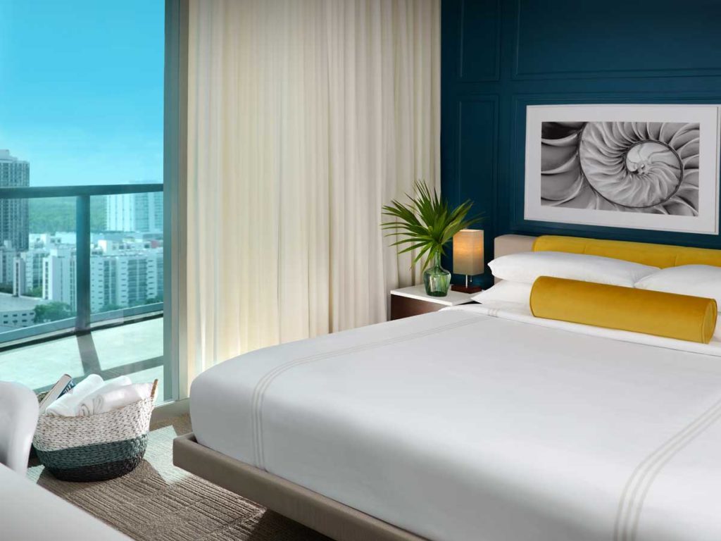 Guestroom with city view, at Solé Miami