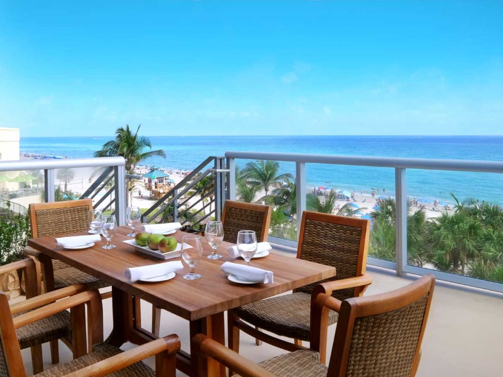 Outdoor meeting at Solé Miami beach resort