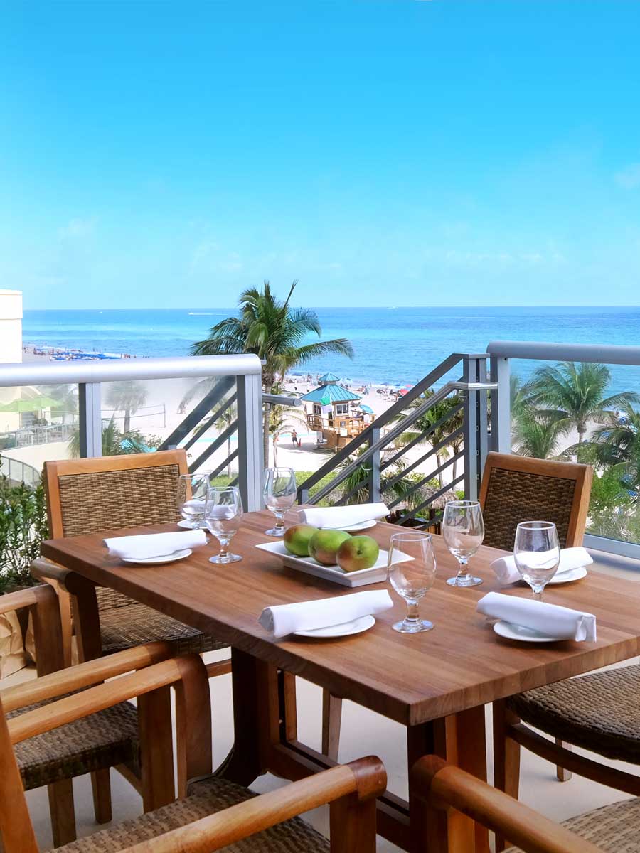 Outdoor meeting at Solé Miami beach resort